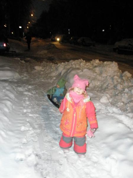 Emma traine son petit fr�re sur la luge